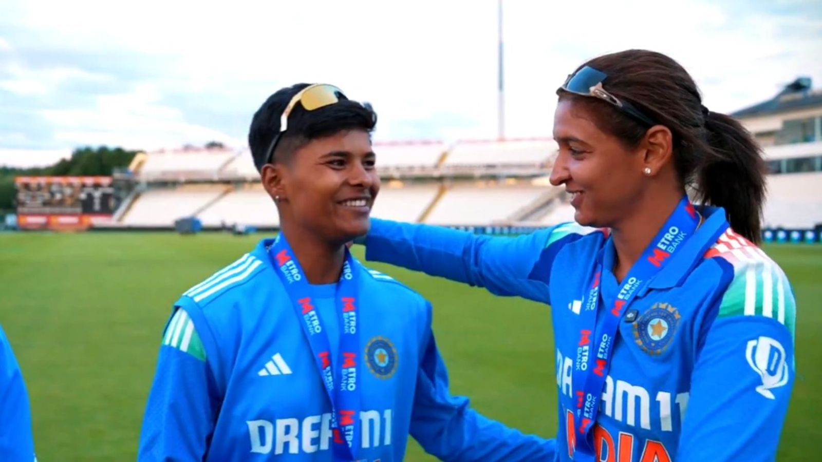 हरमनप्रीत कौर ने जीता दिल, शतक जड़ने के बावजूद 21 साल की खिलाड़ी को दिया अपना POTM अवॉर्ड, कहा - तुम स्टार हो और...VIDEO हरमनप्रीत कौर ने जीता दिल, शतक जड़ने के बावजूद 21 साल की खिलाड़ी को दिया अपना POTM अवॉर्ड, कहा - तुम स्टार हो और...VIDEO