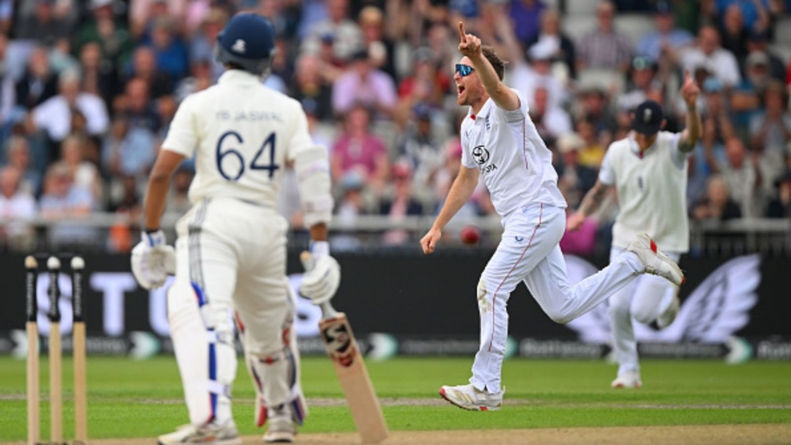 IND vs ENG:  8 साल और 102 टेस्ट के गैप के बाद बॉलिंग को आया और सातवीं गेंद पर दे दिया भारत को दर्द, देखिए Video IND vs ENG:  8 साल और 102 टेस्ट के गैप के बाद बॉलिंग को आया और सातवीं गेंद पर दे दिया भारत को दर्द, देखिए Video