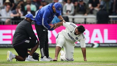 Rishabh Pant Injury : ऋषभ पंत की इंजरी से टीम इंडिया को बड़ा झटका, BCCI ने दी मेडिकल अपडेट  India's Rishabh Pant reacts as he receives medical attention following a foot injury while playing on day one of the fourth cricket test match between England and India at Old Trafford, in Manchester, north England, on July 23, 2025.