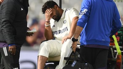 Rishabh Pant Injury : ऋषभ पंत की इंजरी को लेकर रवि शास्त्री ने बढ़ाई टीम इंडिया की टेंशन, कहा - उसकी दर्द सहने की क्षमता... Rishabh Pant of India leaves the field on an ambulance vehicle during the first day of the 4th Rothesay Test match between England and India