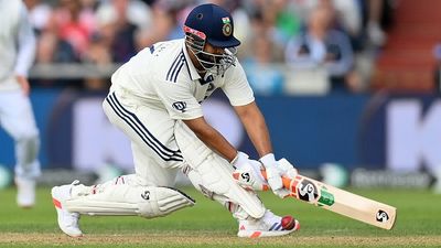 'इंग्लैंड में बहुत कम लोगों को प्यार मिलता है', ऋषभ पंत की इंजरी पर स्टुअर्ट ब्रॉड ने कहा - पूरी रात मेडिकल टीम ने... Rishabh Pant of India is hit on the foot by a delivery from Chris Woakes