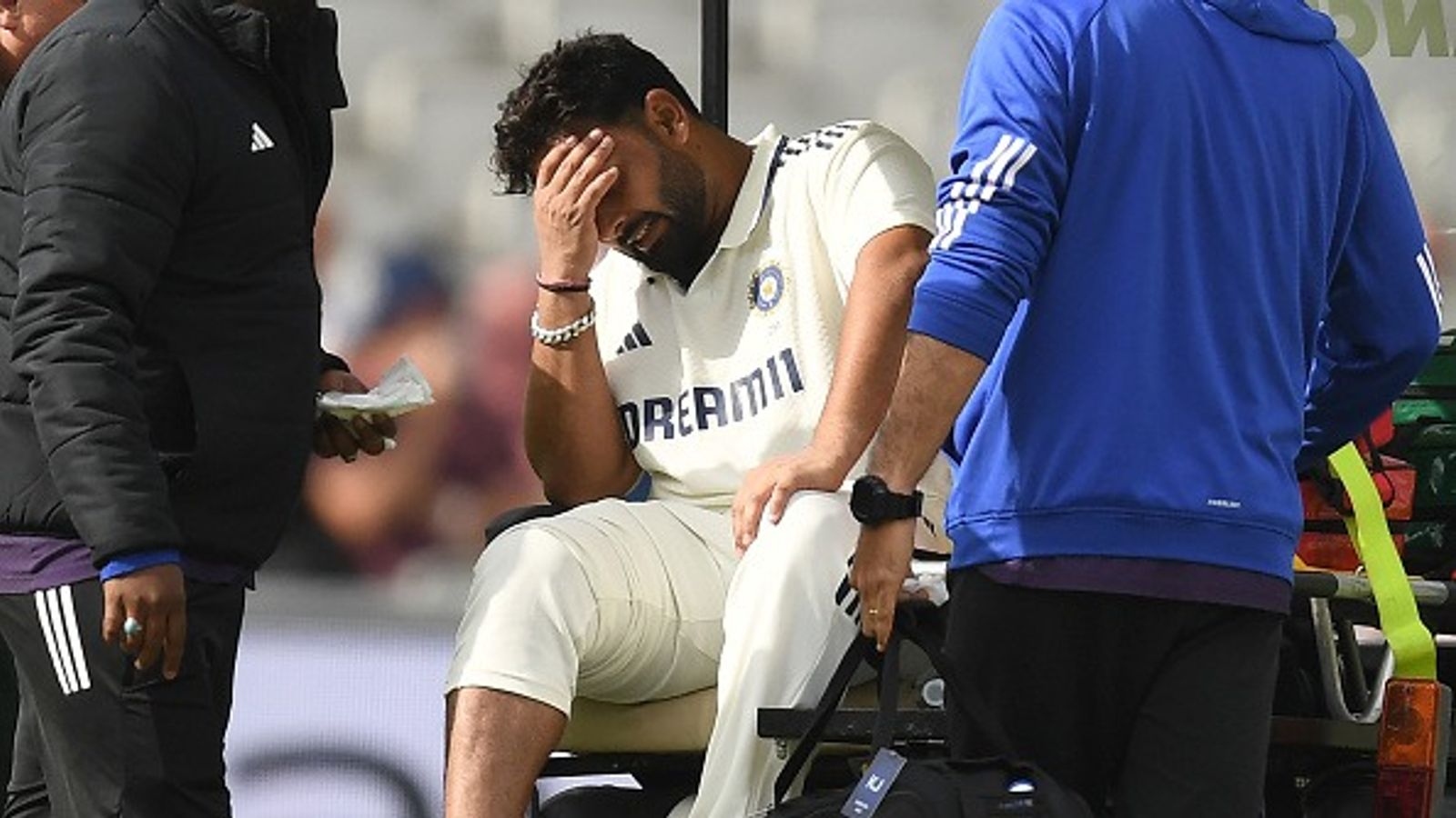 Rishabh Pant Injury : ऋषभ पंत को दर्द में देख LSG के मालिक संजीव गोयनका का पसीजा दिल, कहा - तुम फाइटर हो और... Rishabh Pant Injury : ऋषभ पंत को दर्द में देख LSG के मालिक संजीव गोयनका का पसीजा दिल, कहा - तुम फाइटर हो और...