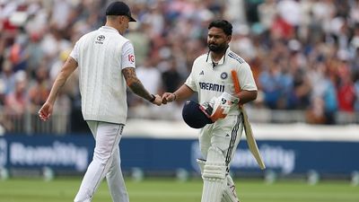 IND vs ENG: ऋषभ पंत ने चोट के बावजूद ठोकी फिफ्टी, टीम इंडिया की पहली पारी को 358 रन पर सिमटी, बेन स्टोक्स ने लिया फाइफर SportsTak Hindi