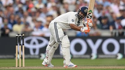 इंग्लैंड के दिग्गज ने टीम इंडिया की गेंदबाजी को बताया घटिया, बोले- ऋषभ पंत ने एक पैर पर खड़े होकर जो रन बनाए, टीम ने... SportsTak Hindi