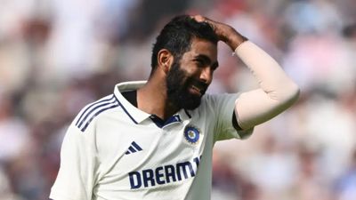 IND vs ENG: बुमराह सीढ़ियों से फिसले तो सिराज बॉलिंग करते-करते दर्द से लड़खड़ाए, भारत के लिए मैनचेस्टर टेस्ट के बीच आई मुसीबतें SportsTak Hindi