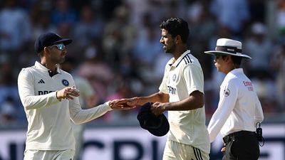 वाशिंगटन सुंदर को 69 ओवर के बाद गेंदबाजी देने में कप्तान गिल या कोच गंभीर किसका था हाथ ? मोर्ने मोर्केल ने बताई अंदर की बात India bowler Washington Sundar is congratulated by captain Shubman Gill after taking four second innings wickets during day four of the Third test match between England and India at Lord's Cricket Ground