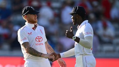 IND VS ENG: इंग्लैंड ने 5वें टेस्ट के लिए प्लेइंग 11 का किया ऐलान, बेन स्टोक्स- जोफ्रा आर्चर टीम से बाहर, इस खिलाड़ी को मिली कमान SportsTak Hindi