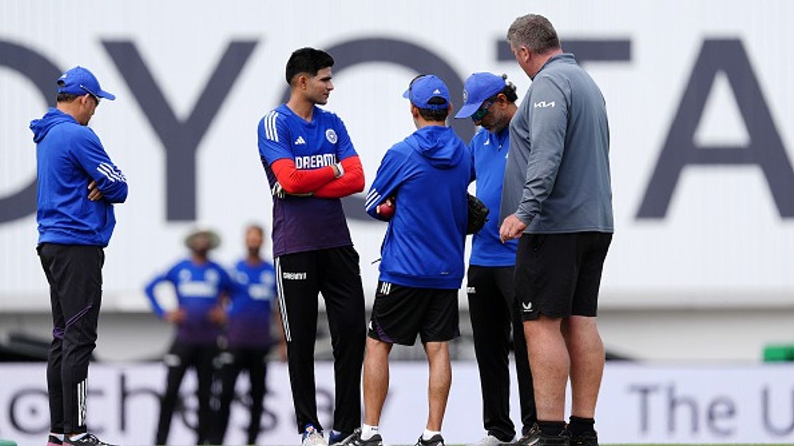 क्या गौतम गंभीर और ली फोर्टिस के बीच फिर हुई टक्कर? VIDEO वायरल, साइड हो गए कप्तान शुभमन गिल क्या गौतम गंभीर और ली फोर्टिस के बीच फिर हुई टक्कर? VIDEO वायरल, साइड हो गए कप्तान शुभमन गिल