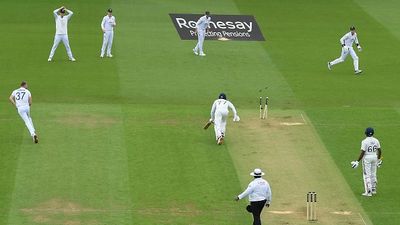 शुभमन गिल को रन आउट करने पर इंग्लैंड के गस एटकिंसन ने तोड़ी चुप्पी, कहा - मुझे काफी प्रेशर में...VIDEO Shubman Gill of India is run out by a direct throw from Gus Atkinson of England