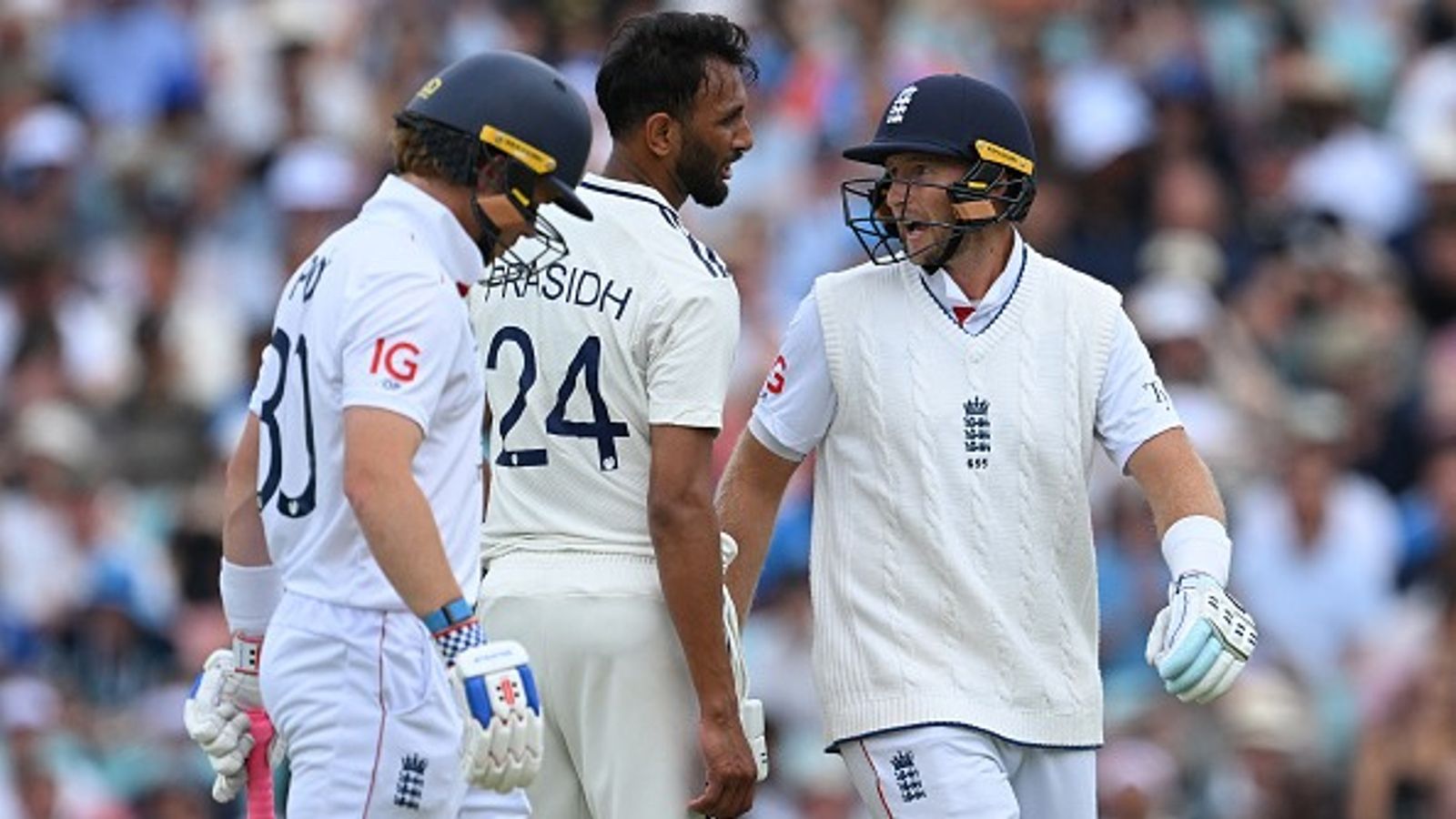 'उसकी आंखों में...', प्रसिद्ध कृष्णा ने छेड़ा तो जो रूट ने बीच मैदान दिखाए तेवर, फिर मोहम्मद सिराज ने लिया बदला, Video 'उसकी आंखों में...', प्रसिद्ध कृष्णा ने छेड़ा तो जो रूट ने बीच मैदान दिखाए तेवर, फिर मोहम्मद सिराज ने लिया बदला, Video