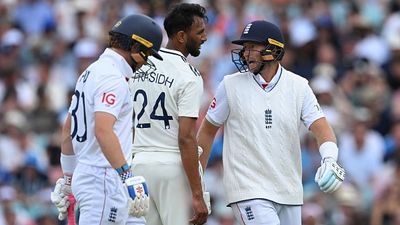 'उसकी आंखों में...', प्रसिद्ध कृष्णा ने छेड़ा तो जो रूट ने बीच मैदान दिखाए तेवर, फिर मोहम्मद सिराज ने लिया बदला, Video SportsTak Hindi