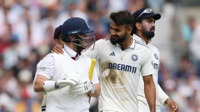 बेन डकेट को आउट करके आकाश दीप ने कंधे पर रखा हाथ तो इंग्लैंड के बैटिंग कोच ने लिए मजे, बोले - मेरे जमाने में तो कोहनी से... SportsTak Hindi