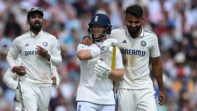 आकाश दीप ने बेन डकेट के कंधे पर रखा हाथ तो दिनेश कार्तिक और पोंटिंग ने जताई हैरानी!, कहा - अच्छा हुआ उसने गेंदबाज को... Akash Deep of India puts his arm around Ben Duckett