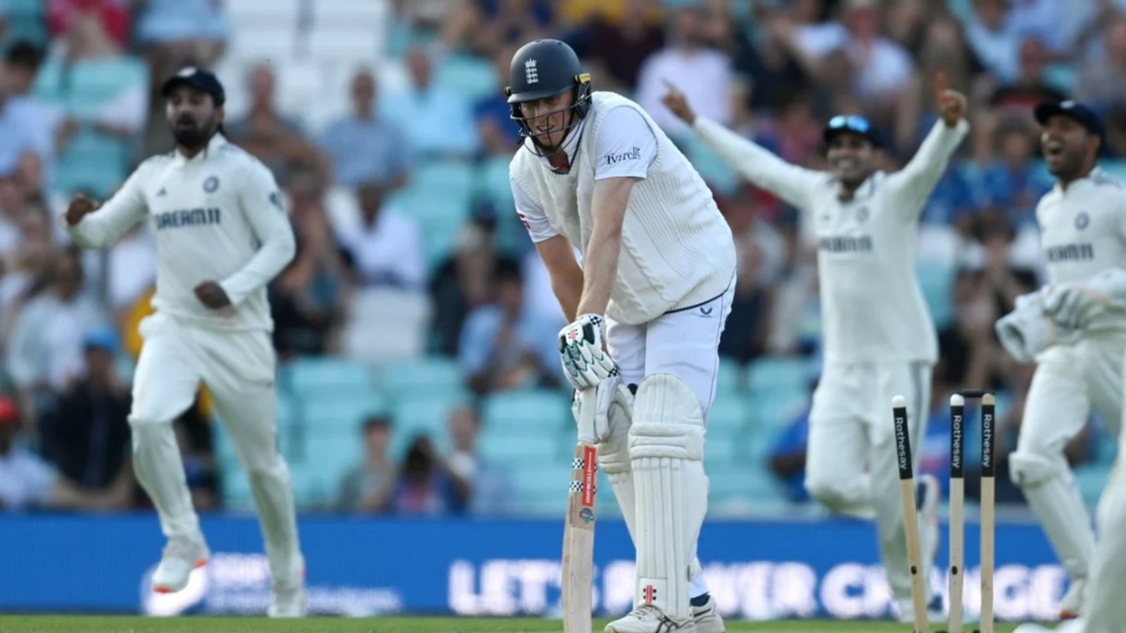 IND vs ENG: भारत ने दिन के आखिरी ओवर में क्रॉली को आउट कर इंग्लैंड को दिया जोर का झटका, अब 324 रन और 9 विकेट की लड़ाई IND vs ENG: भारत ने दिन के आखिरी ओवर में क्रॉली को आउट कर इंग्लैंड को दिया जोर का झटका, अब 324 रन और 9 विकेट की लड़ाई