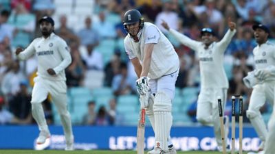 IND vs ENG: भारत ने दिन के आखिरी ओवर में क्रॉली को आउट कर इंग्लैंड को दिया जोर का झटका, अब 324 रन और 9 विकेट की लड़ाई SportsTak Hindi