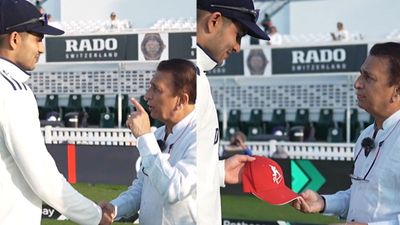 शुभमन गिल को सुनील गावस्कर ने दिया स्पेशल गिफ्ट और जीत के टोटके का खोला राज, कहा - मैं गाबा वाली जैकेट...VIDEO Sunil Gavaskar giving a gift to Shubman Gill