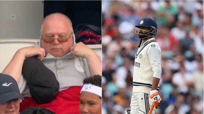 रवींद्र जडेजा को बीच मैच में फैन के कपड़ों से हुई दिक्कत, शख्स को बदलनी पड़ी अपनी टीशर्ट, VIDEO वायरल SportsTak Hindi