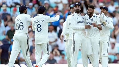 'ये वो खिलाड़ी जिसे हर कप्तान पसंद करेगा', नासिर हुसैन ने डैरेन गॉफ से की भारतीय गेंदबाज की तुलना SportsTak Hindi