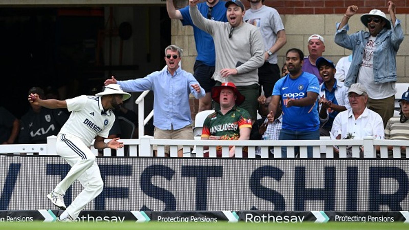 मोहम्मद सिराज की फील्डिंग में अजीबोगरीब गलती देख उड़ा गौतम गंभीर के चेहरे का रंग, दुखी होकर भारतीय कोच ने बंद कर ली आंखे, Video मोहम्मद सिराज की फील्डिंग में अजीबोगरीब गलती देख उड़ा गौतम गंभीर के चेहरे का रंग, दुखी होकर भारतीय कोच ने बंद कर ली आंखे, Video