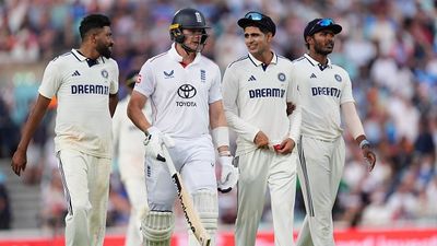 IND vs ENG: रोमांचक हुआ ओवल टेस्ट, भारत जीत से चार विकेट दूर, इंग्लैंड को 35 रन की जरूरत SportsTak Hindi