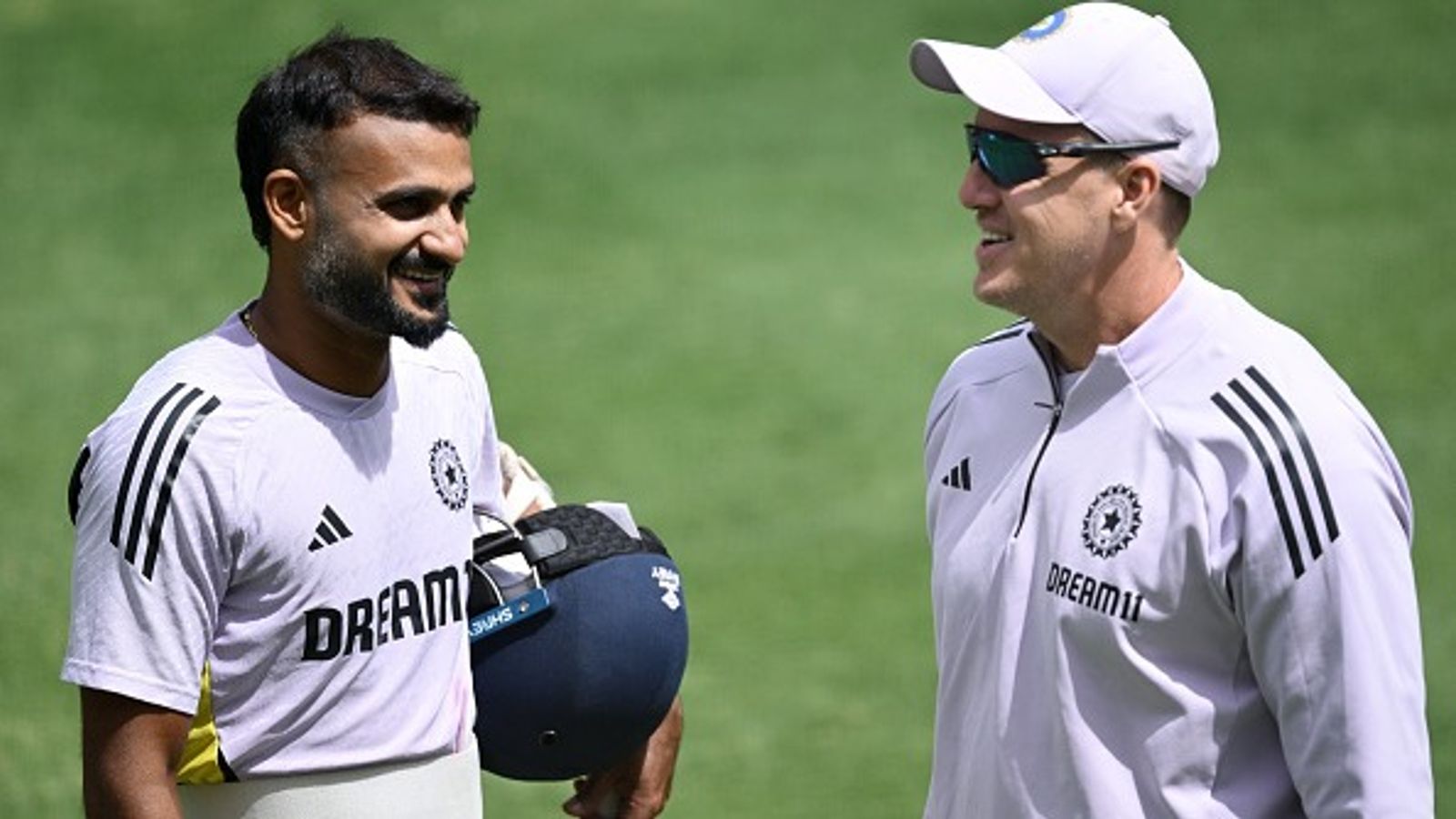 आकाश दीप के सपोर्ट में उतरे टीम इंडिया के बॉलिंग कोच मॉर्केल, बताया चौथे दिन क्यों नहीं चला गेंदबाज का जादू, कहा- वह जब भी दौड़ते है तो... आकाश दीप के सपोर्ट में उतरे टीम इंडिया के बॉलिंग कोच मॉर्केल, बताया चौथे दिन क्यों नहीं चला गेंदबाज का जादू, कहा- वह जब भी दौड़ते है तो...