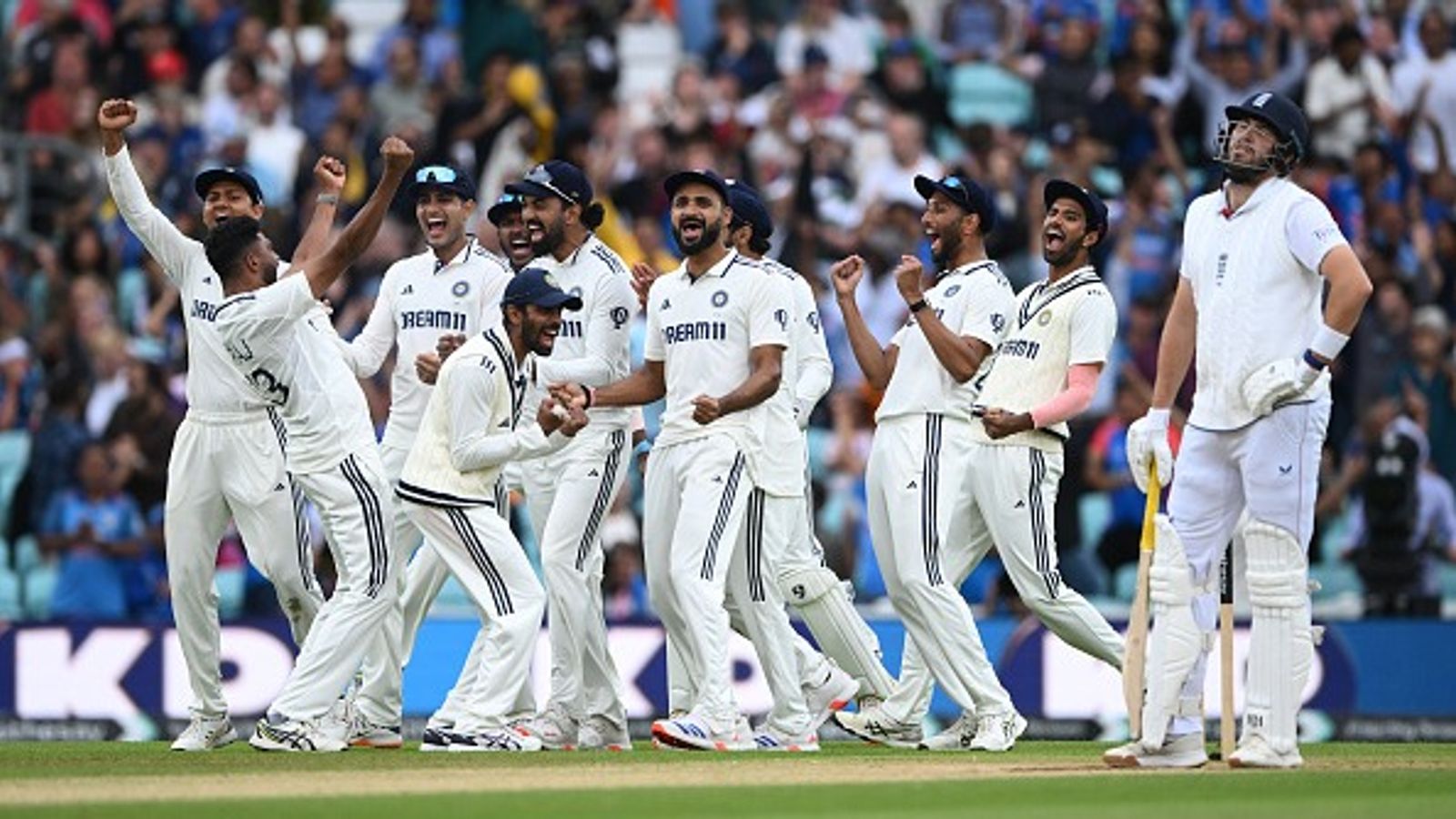 IND vs ENG: सिराज की बहादुरी से भारत ने ओवल में किया अचंभा, 67 रन में 7 विकेट गिराकर इंग्लैंड को 6 रन से दी शिकस्त, एंडरसन-तेंदुलकर ट्रॉफी 2-2 से बराबर IND vs ENG: सिराज की बहादुरी से भारत ने ओवल में किया अचंभा, 67 रन में 7 विकेट गिराकर इंग्लैंड को 6 रन से दी शिकस्त, एंडरसन-तेंदुलकर ट्रॉफी 2-2 से बराबर