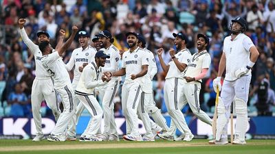 IND vs ENG: सिराज की बहादुरी से भारत ने ओवल में किया अचंभा, 67 रन में 7 विकेट गिराकर इंग्लैंड को 6 रन से दी शिकस्त, एंडरसन-तेंदुलकर ट्रॉफी 2-2 से बराबर SportsTak Hindi