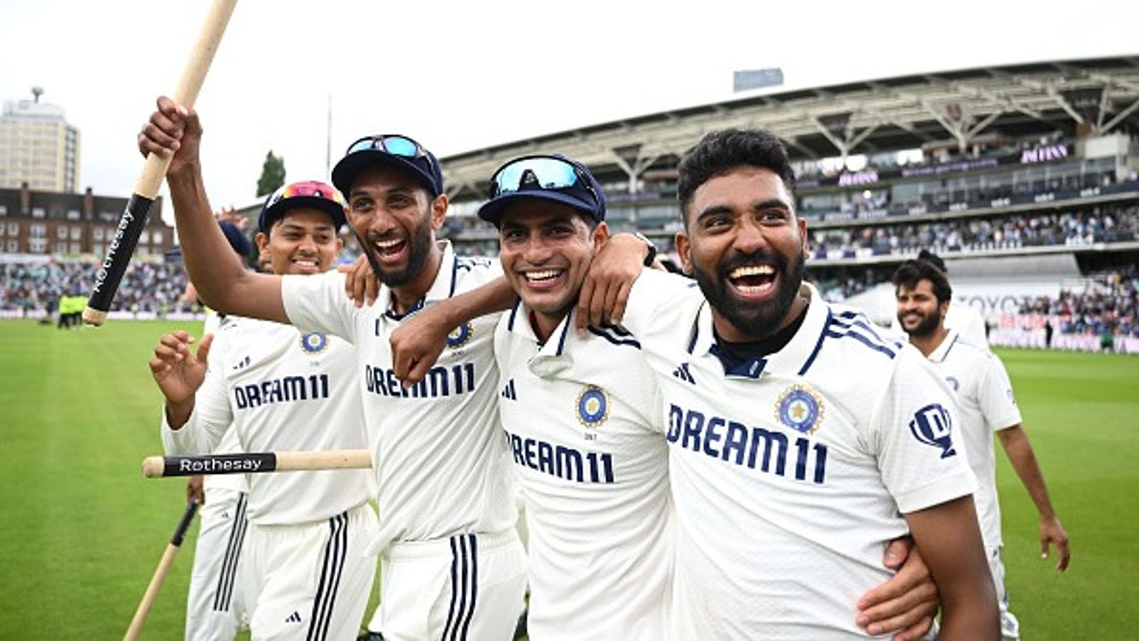 इंग्लैंड के खिलाफ सीरीज ड्रॉ कराने के बाद अब टीम इंडिया कब खेलेगी टेस्ट मैच? जानें भारत का शेड्यूल इंग्लैंड के खिलाफ ओवल टेस्ट में मिली जीत का जश्न मनाती टीम इंडिया