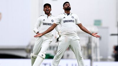 IND vs ENG: भारत ने दर्ज की टेस्ट क्रिकेट में सबसे छोटी जीत, 6 रन के अंतर से तोड़ा 21 बरस पुराना रिकॉर्ड SportsTak Hindi