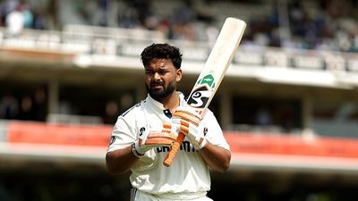 ऋषभ पंत का नेक कदम! 40 हजार रुपये की फीस जमाकर जरूरतमंद छात्रा को BCA डिग्री के लिए दिलाया दाखिला  Rishabh Pant of India warms up during Day Five of the 3rd Rothesay Test Match between England and India at Lord's Cricket Ground on July 14, 2025 in London, England.