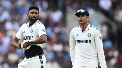 इंग्लैंड दौरे से लौटने के बाद शुभमन गिल से काफी खुश कोच गौतम गंभीर, कहा - सिर्फ सिराज ने ही नहीं बल्कि... India bowler Mohammed Siraj with captain Shubman Gill during day five of the Fifth Test Match between England and India at The Kia Oval on August 04, 2025 in London, England.