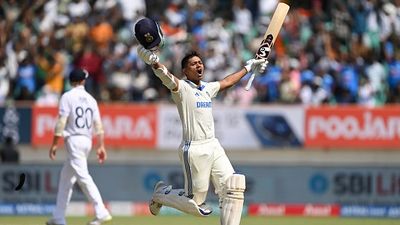 ICC Test Rankings: यशस्वी जायसवाल को टेस्ट रैंकिंग में बड़ा फायदा, टॉप 10 से बाहर हुए कप्तान शुभमन गिल, जानें बाकी बल्लेबाजों का हाल SportsTak Hindi