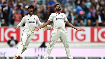 मोहम्मद सिराज का सामना करने में बल्लेबाजों के छूट जाते हैं पसीने, इंग्लैंड के दिग्गज ने बताई भारतीय गेंदबाज की सबसे बड़ी खासियत SportsTak Hindi