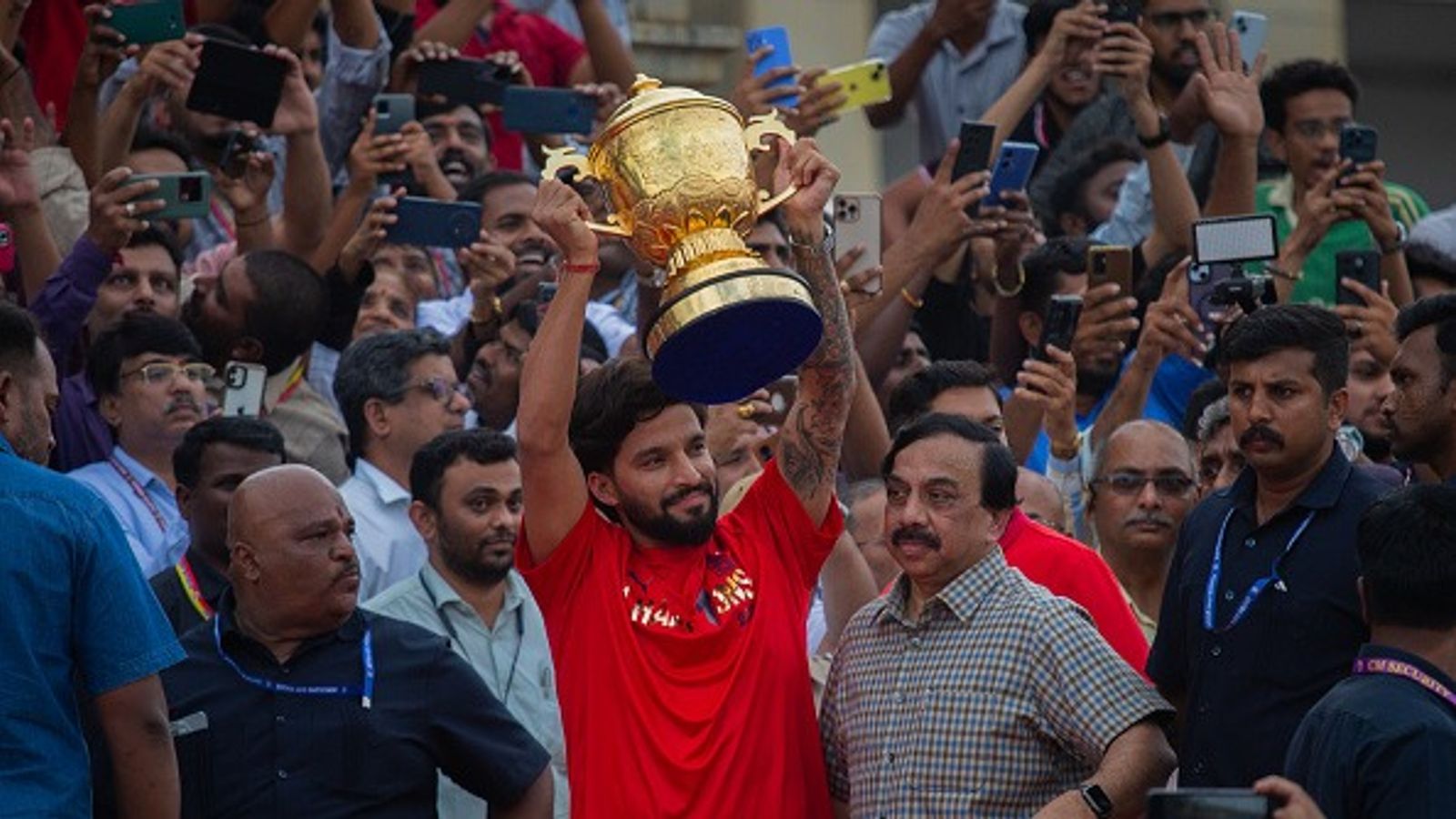 RCB को चैंपियन बनाने वाले रजत पाटीदार को नहीं मिली कप्तानी, इंग्लैंड में सिर्फ एक मैच खेलने वाला संभालेगा कमान RCB को चैंपियन बनाने वाले रजत पाटीदार को नहीं मिली कप्तानी, इंग्लैंड में सिर्फ एक मैच खेलने वाला संभालेगा कमान