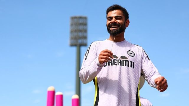 विराट कोहली ने टीम इंडिया में वापसी के लिए शुरू की तैयारी, गुजरात टाइटंस के असिस्टेंट कोच की ले रहे मदद Virat Kohli of India inspects the pitch during day three of the Fifth Men's Test Match in the series between Australia and India