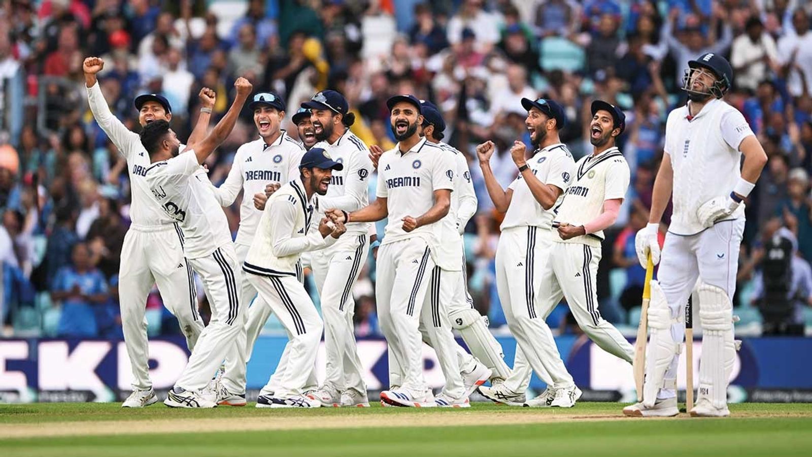 भारत पर ओवल टेस्ट में लगने वाला था 4 पॉइंट का जुर्माना, मैच रेफरी ने दी थी चेतावनी फिर भी टीम मैनेजमेंट ने जीत के लिए उठाया साहसी कदम भारत पर ओवल टेस्ट में लगने वाला था 4 पॉइंट का जुर्माना, मैच रेफरी ने दी थी चेतावनी फिर भी टीम मैनेजमेंट ने जीत के लिए उठाया साहसी कदम