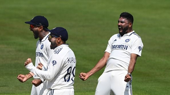 India bowler Mohammed Siraj (r) and team mates celebrate the wicket