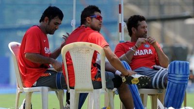 'अर्जुन पढ़ नहीं रहा है, अंजलि शिकायत कर रही है', जब सचिन तेंदुलकर ने बीच फ्लाइट में सुरेश रैना को बना दिया अपना बेटा SportsTak Hindi