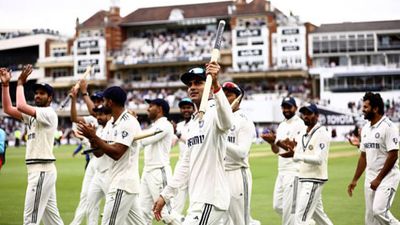 भारतीय कप्तान शुभमन गिल के कायल हुए टीम इंडिया के पूर्व कोच रवि शास्त्री, कहा - उसके अंदर एक शाहीपन है जो... SportsTak Hindi