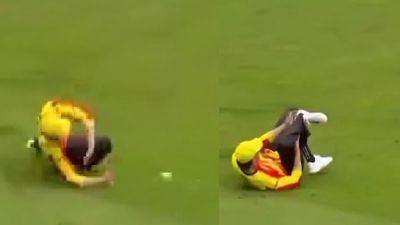 मैच के बीच इंग्लैंड स्टार के साथ दर्दनाक हादसा, मैदान से सीधे पहुंचा हॉस्पिटल, Video SportsTak Hindi