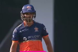 भारत को वर्ल्ड कप जिताने वाले खिलाड़ी ने 8वें नंबर पर उतरकर ठोकी फिफ्टी, छक्के बरसाकर लूटी महफिल फिर बॉलिंग में बरपाया कहर SportsTak Hindi