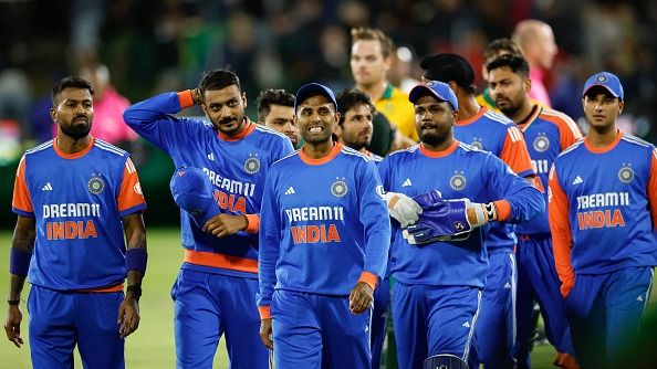 India's Suryakumar Yadav (C) and his team