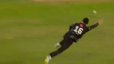 दुनिया में कोई कैसे...RCB के बैटर का हवा में हैरतअंगेज कैच, साथी खिलाड़ियों के उड़े होश, दिल खुश कर देगा VIDEO SportsTak Hindi