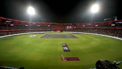 वीमेंस वर्ल्ड कप 2025 का बदला शेड्यूल, स्टेडियम में भगदड़ के बाद बेंगलुरु के हाथ से फिसली मेजबानी, अब इन शहरों में खेले जाएंगे मैच M Chinnaswamy Stadium