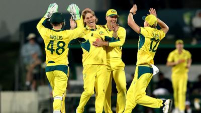 AUS vs SA: ऑस्ट्रेलिया को सीरीज गंवाने के बाद आया होश, साउथ अफ्रीका को दी वनडे की सबसे बड़ी शिकस्त, बल्लेबाजों के बाद 22 साल के लड़के ने रचा इतिहास SportsTak Hindi