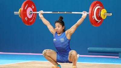 मीराबाई चानू की एक साल बाद धमाकेदार वापसी, रिकॉर्ड के साथ कॉमनवेल्थ चैंपियनशिप में जीता गोल्ड, सात साल बाद पुरानी वेट कैटेगरी में भी लौटीं SportsTak Hindi