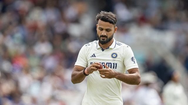 'छोटी गंगा बोल कर नाले में कूदा दिया', इंग्लैंड की सपाट पिचों पर कैसे चला आकाशदीप का जादू? गेंदबाज ने बताई पूरी कहानी मैच के दौरान बॉल जांचते आकाश दीप