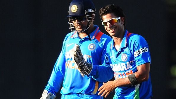 Mahendra Singh Dhoni and Manoj Tiwary (R)