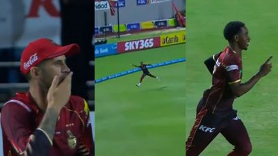 एक हाथ से बाउंड्री लाइन पर लपका अद्भुत कैच, बल्लेबाज सहित खिलाड़ी भी रह गए दंग, कैरेबियाई धरती पर हुआ अजूबा, देखें Video Alex Hales surprised after Clarke took the catch