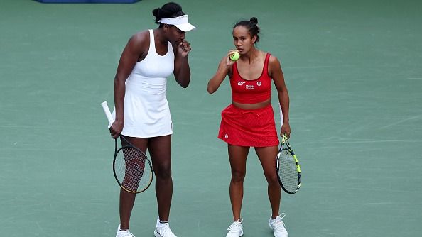 Venus Williams of the United States (L) and Leylah Fernandez of Canada 
